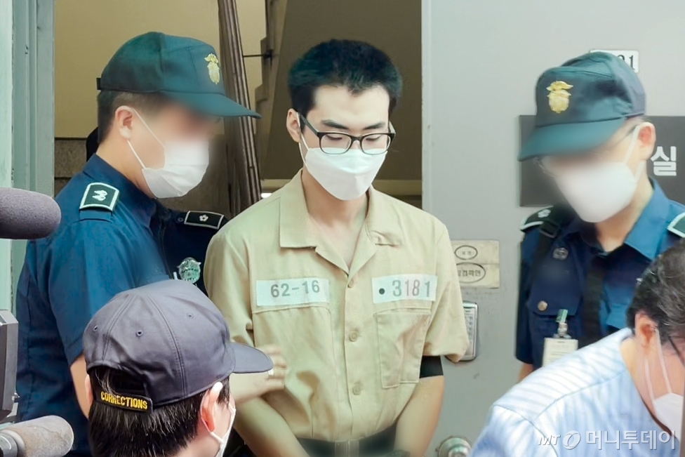 '분당 서현역 흉기난동 사건'으로 구속기소된 가해자 최원종(당시 22)이 2023년 9월14일 수원지법 성남지원에서 첫 공판을 마치고 호송차에 탑승하고 있다.(2023.09.14.) /사진=성시호 기자 shsung@