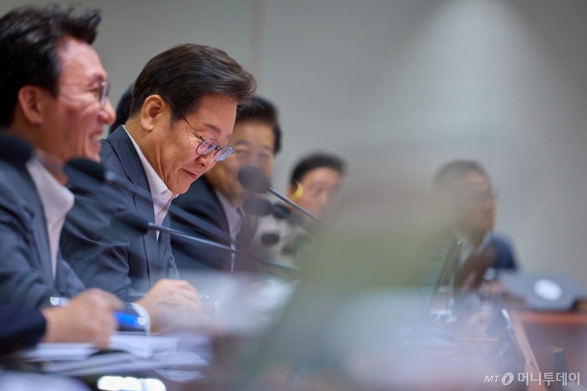 (서울=뉴스1) 허경 기자 = 이재명 대통령이 29일 서울 용산 대통령실 청사에서 열린 국무회의에서 생각에 잠겨 있다. (대통령실 제공. 재판매 및 DB 금지) 2025.7.29/뉴스1  Copyright © 뉴스1. All rights reserved. 무단 전재 및 재배포,  AI학습 이용 금지. /사진=(서울=뉴스1) 허경 기자