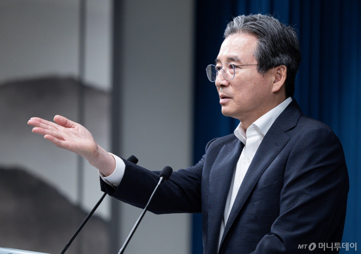 (서울=뉴스1) 이재명 기자 = 김용범 정책실장이 31일 서울 용산 대통령실 청사에서 열린 한미 관세 협상 타결 관련 브리핑에서 취재진 질문을 받고 있다. 2025.7.31/뉴스1  Copyright © 뉴스1. All rights reserved. 무단 전재 및 재배포,  AI학습 이용 금지. /사진=(서울=뉴스1) 이재명 기자