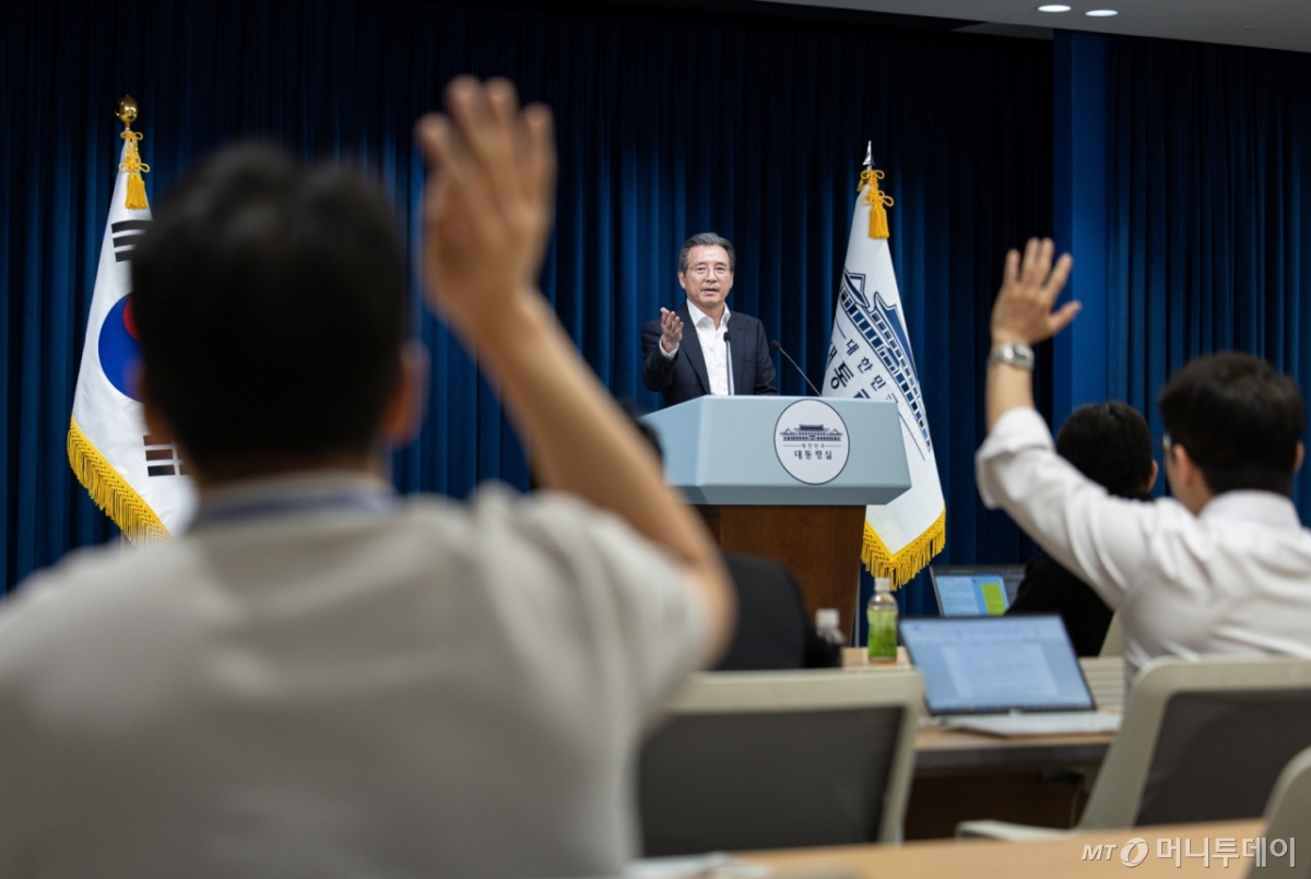 (서울=뉴스1) 이재명 기자 = 김용범 정책실장이 31일 서울 용산 대통령실 청사에서 열린 한미 관세 협상 타결 관련 브리핑에서 취재진 질문을 받고 있다. 2025.7.31/뉴스1  Copyright © 뉴스1. All rights reserved. 무단 전재 및 재배포,  AI학습 이용 금지. /사진=(서울=뉴스1) 이재명 기자