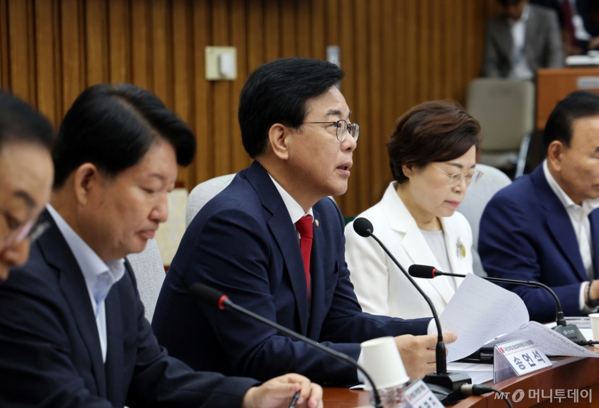 [서울=뉴시스] 김명년 기자 = 송언석 국민의힘 비상대책위원장 겸 원내대표가 31일 오전 서울 여의도 국회에서 열린 외국인 부동산 실태 점검 및 역차별 방지 토론회에서 발언하고 있다. 2025.07.31. kmn@newsis.com /사진=김명년