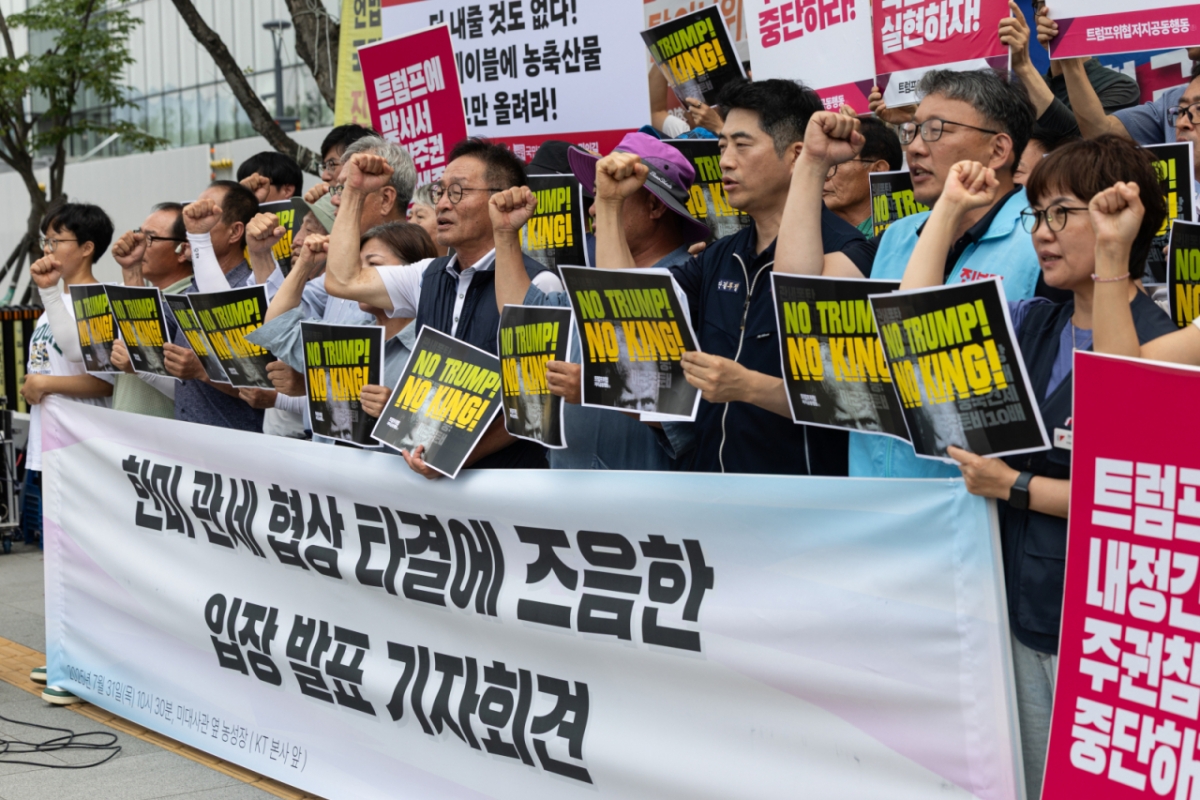 농민·시민사회단체 등으로 구성된 트럼프 위협 저지 공동행동원들이 31일 서울 세종대로 미 대사관 인근에서 한미 관세협상 타결과 관련해 입장 발표 기자회견을 하고 있다./사진=뉴스1