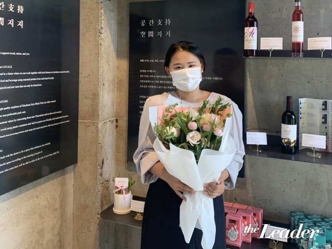 ▲ 2021년 9월, 카페 ‘공간지지’ 개업일에 메인 포토존에서 기념사진을 찍은 박소영 대표/사진제공=공간지지