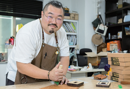 ▲청년창업 지역정착 지원사업 2기를 통해 '영양가죽공방 헤랑'을 창업한 김우민 대표/사진제공=영양가죽공방 헤랑