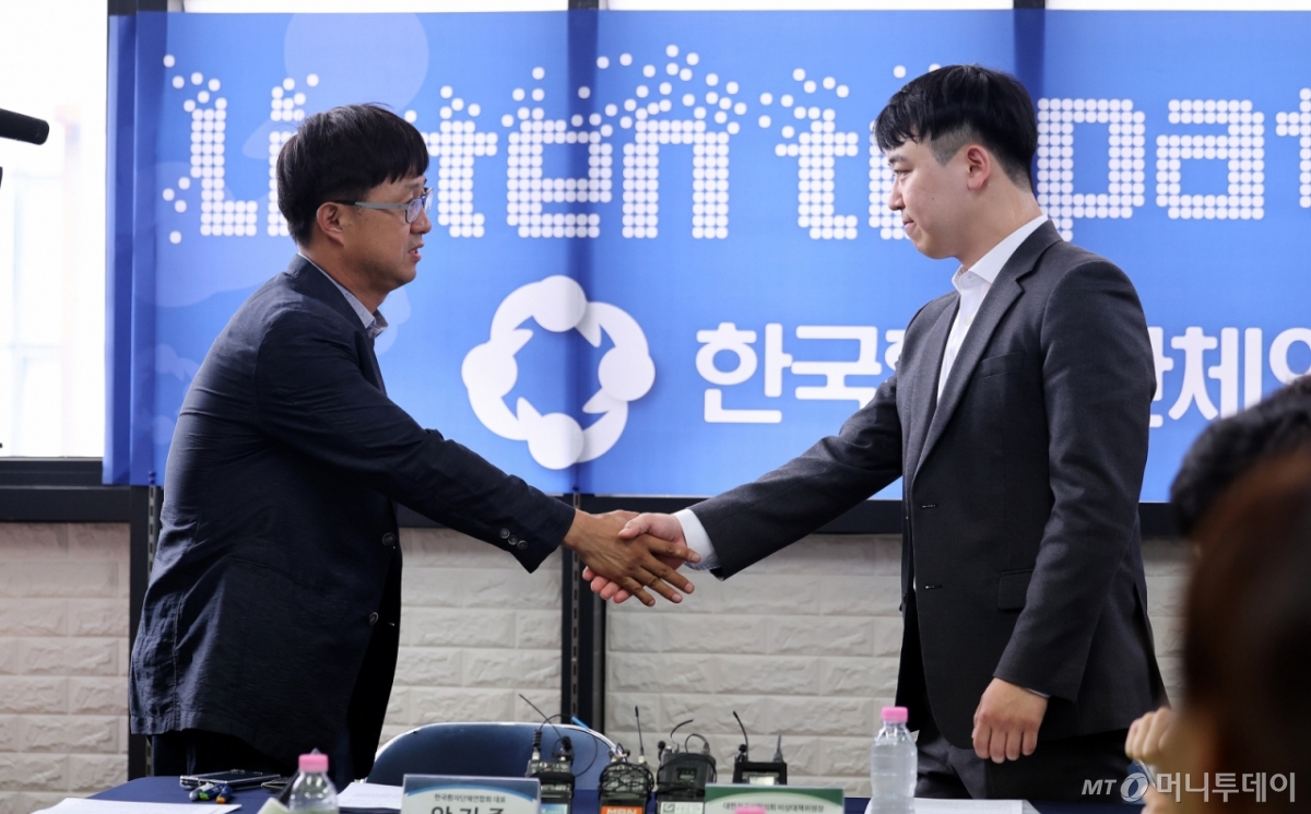 [서울=뉴시스] 김선웅 기자 = 한성존 대한전공의협의회 비상대책위원장이 28일 서울 영등포구 한국환자단체연합회을 찾아 안기종 한국환자단체연합회 대표와 인사를 나누고 있다.  전공의와 환자단체가 대면해 대화한 것은 의정 갈등이 시작된 지 1년 6개월 만이다.  이날 참석한 한성존 비대위원장은 모두발언에서 "1년 5개월 이상 길어진 의정갈등으로 인해 불편을 겪고 불안하셨을 국민에게 사과의 말씀을 드린다"고 밝혔다. (공동취재) 2025.07.28. photo@newsis.com /사진=김호웅