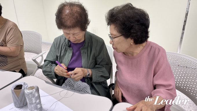 ▲창동리 개나리어울림센터 온마을돌봄센터에서 열린 뜨개수업에 참여한 어르신들/사진=신재은 기자