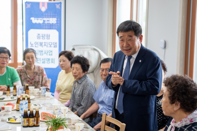 ▲지난 6월 19일 증평읍 용강2리 증평형 노인복지모델 시범마을 현판식 주민설명회에 참석한 이재영 증평군수/사진제공=증평군