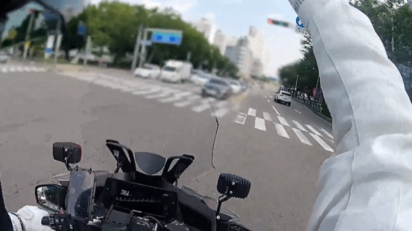 구급차를 경기 부천에서 서울로 빠르게 보내고자 교통을 통제하는 경찰 사이드카 모습. /사진=뉴스1