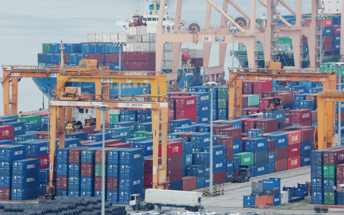 한국과 미국이 관세 협상 시한을 하루 남기고 한국산 제품에 대한 '상호관세'를 예고했던 25%에서 15%로 낮추는 것을 골자로 한 무역 협상을 타결했다.  한국의 주력 수출품인 자동차 관세율은 15%로, 철강·알루미늄·구리는 기존 관세율(50%)를 유지하기로 했다. 한국은 향후 반도체와 의약품 관세 부과시 최혜국 대우도 약속받았다.  사진은 31일 경기 평택시 포승읍 평택항에 수출용 컨테이너가 쌓여있는 모습. /사진=뉴스1