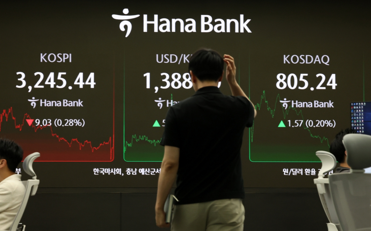 31일 오후 서울 중구 하나은행 딜링룸에서 딜러들이 업무를 보고 있다./사진제공=뉴시스