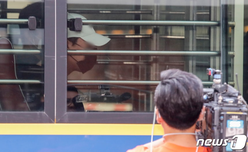 신씨가 2023년 8월18일 검찰로 송치되기 위해 서울 강남경찰서에서 호송차를 타고 이동하고 있다. /사진=뉴스1