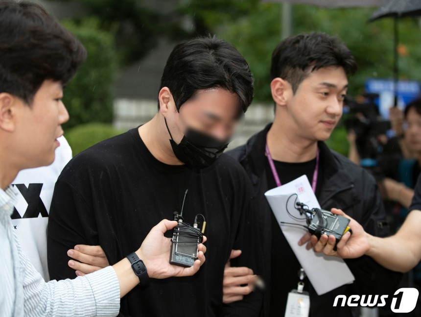 신씨가 2023년 8월11일 오전 서울중앙지법에서 열린 구속 전 피의자 심문(영장실질심사)을 마친 후 법원을 나서고 있다. /사진=뉴스1