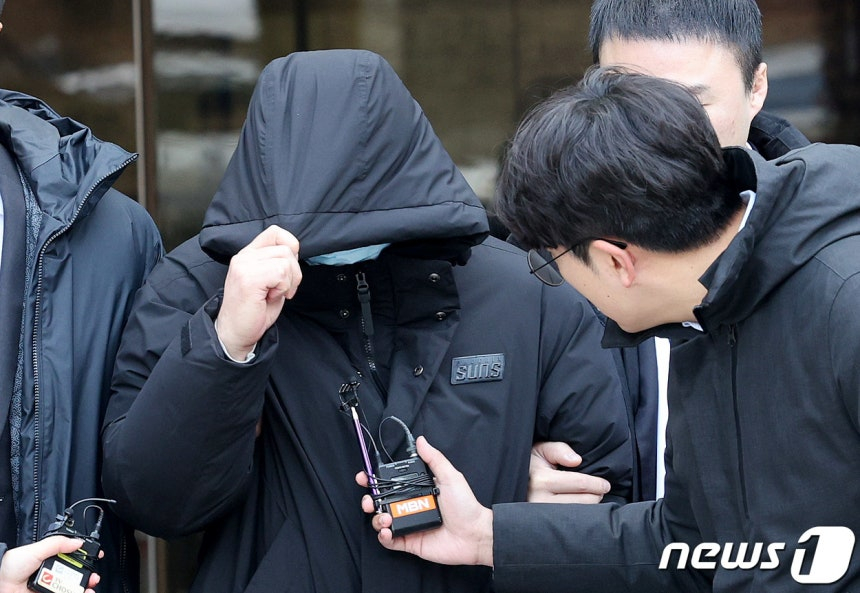 신씨에게 마약류를 처방한 의사 염씨가 2023년 12월27일 구속 전 피의자 심문(영장실질심사)을 마친 뒤 서울중앙지법을 나서고 있다. /사진=뉴스1