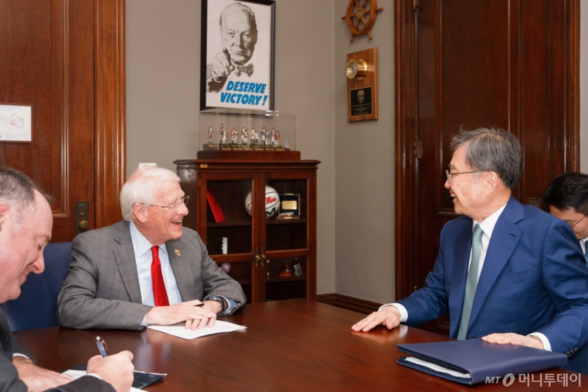 미국 상원 군사위원장, 조현 외교장관에 