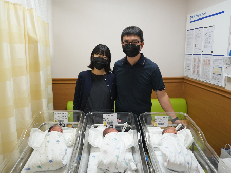 하나정 씨와 세쌍둥이가 출산 3일만에 퇴원을 하며 기념사진을 촬영하고 있다./사진=분당서울대병원