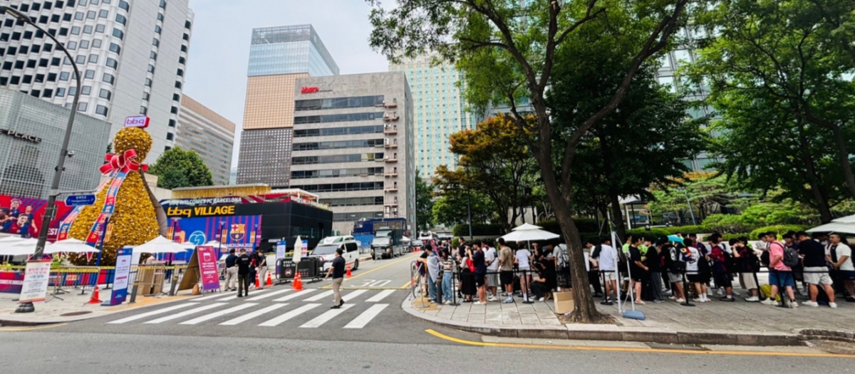 FC바르셀로나 팬 사인회에 참여하기 위해 현장 대기자들이 줄을 서고 있는 모습./사진=이재윤 기자.