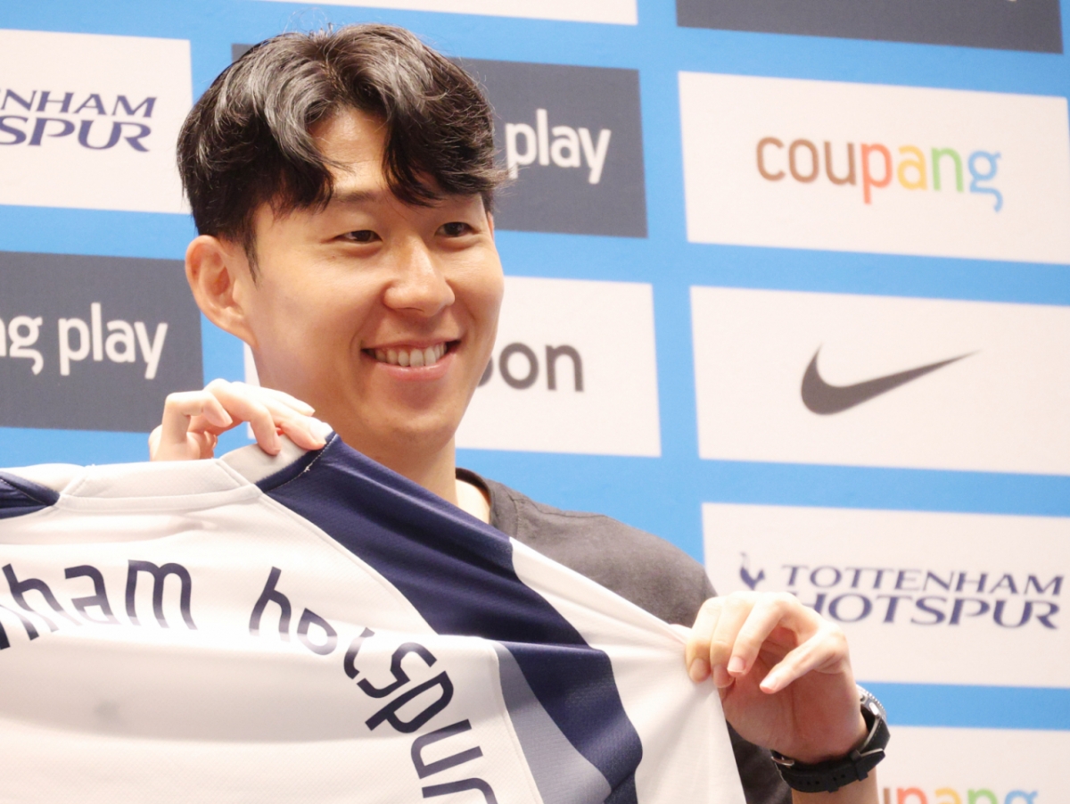 2025 쿠팡플레이 시리즈 토트넘 홋스퍼 FC 기자회견이 2일 서울 여의도 TWO IFC 3층 The Forum에서  열렸다.  토트넘 홋스퍼 토마스 프랭크 감독과 손흥민이 기자회견 후 포토타임을 갖고 있다. /사진=김진경 대기자