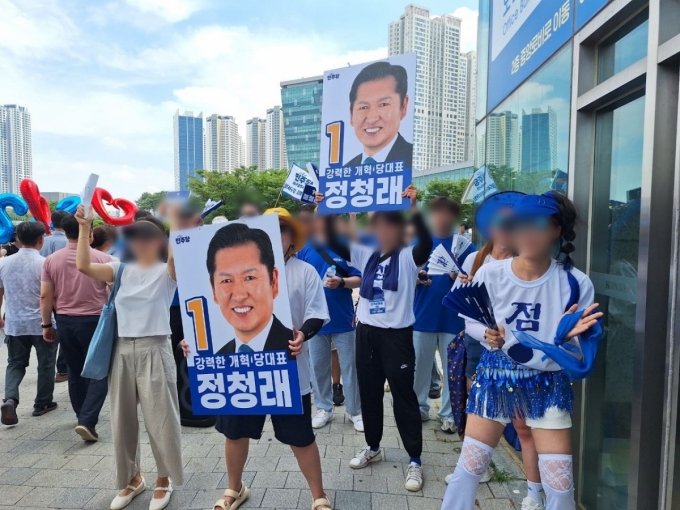 2일 경기 고양시 킨텍스에서 정청래 민주당 대표 후보 지지자들이 정 후보를 응원하는 모습. /사진=김지은 기자