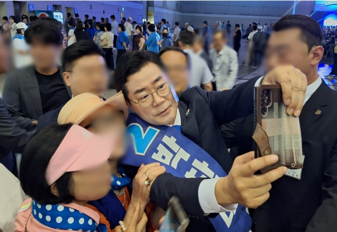 2일 경기 고양시 킨텍스에서 박찬대 민주당 대표 후보가 지지자들과 인사를 나누는 모습. /사진=김지은 기자 