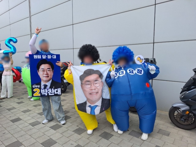 2일 경기 고양시 킨텍스에서 박찬대 민주당 대표 후보 지지자들이 박 후보를 응원하는 모습. /사진=김지은 기자