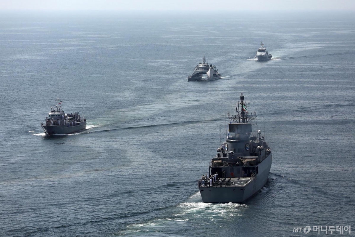 지난 3월12일(현지시간) 이란과 중국, 러시아 해군 함정들이 오만 만에서 합동 군사 훈련을 하고 있다. 미 해군정보국(ONI)이 2023년 7월 유출한 자료에 따르면 중국의 조선 능력은 미국의 233배에 달하는 것으로 나타났다. 미국의 연간 선박 건조 능력은 10만GT(Gross Tonnage·총톤수) 안팎인 데 비해 중국은 2325만GT 수준이다. 미국 의회조사국(CRS)이 지난해 8월 발간한 자료에서도 현재 미 해군 함정 숫자는 291척에 불과하지만 중국 해군 함정 숫자는 공개된 자료로만 약 200~300척으로 추정된다. / AFP=뉴스1