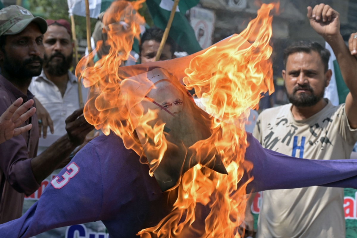5월 7일(현지시간) 파키스탄 남부 신드 주에서 반인도 시위대가 나렌드라 모디 인도 총리의 형상의 허수하비를 불태우고 있다./AFPBBNews=뉴스1