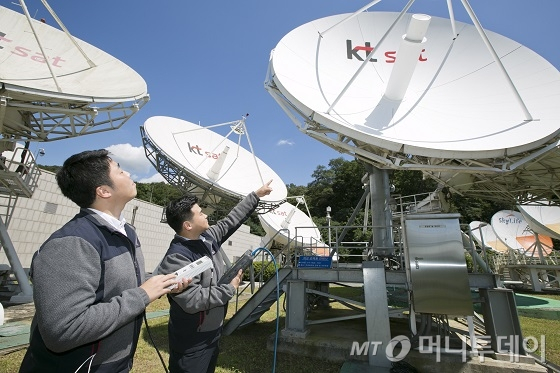 위성과 연결된 안테나 자료사진./사진제공=KT