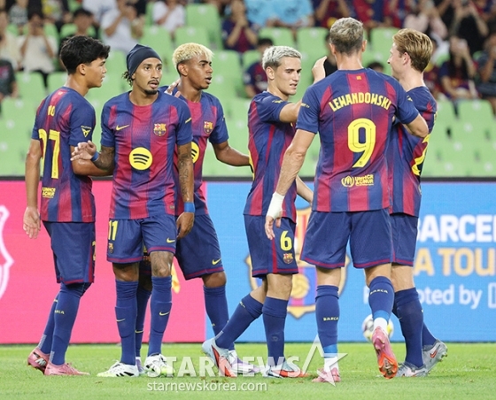 골을 넣고 기뻐하는 바르셀로나 선수들. /사진=김진경 대기자