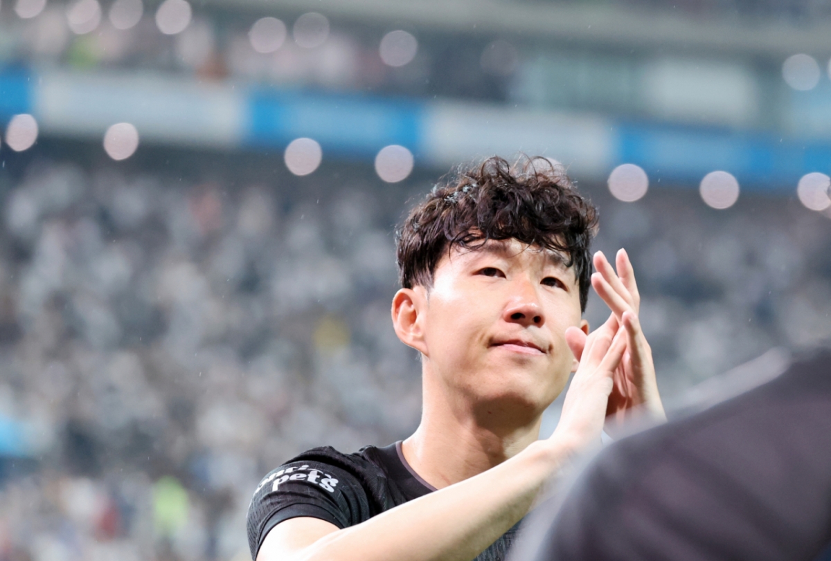 토트넘 손흥민이 3일 서울월드컵경기장에서 열린 '2025 쿠팡플레이시리즈 토트넘 홋스퍼와 뉴캐슬 유나이티드 경기를 마무리 한후 그라운드를 돌며 인사를 하고 있다. /사진=강영조 선임기자