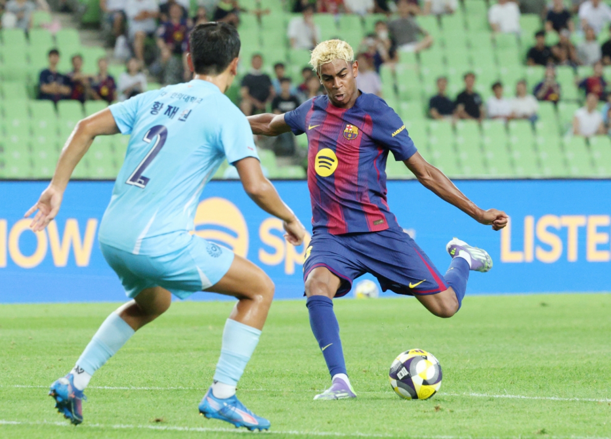 '2025 FC바르셀로나 프리시즌 아시아투어' 대구FC 대 FCB 경기가 4일 대구스타디움에서 열렸다.  FC 바르셀로나 야말이 대구 FC 황재원의 수비에 앞서 중거리 슛을 날리고 있다. /사진=김진경 대기자