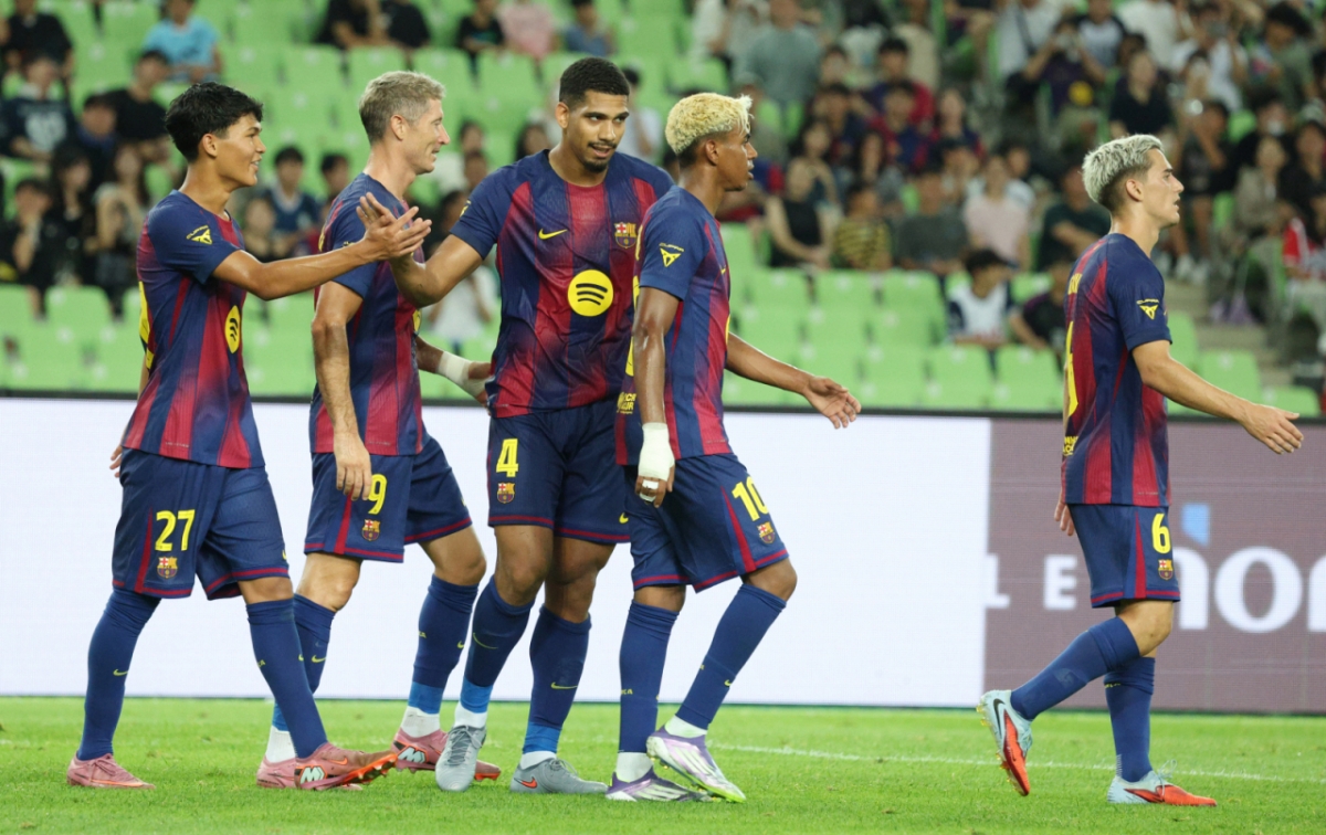 '2025 FC바르셀로나 프리시즌 아시아투어' 대구FC 대 FCB 경기가 4일 대구스타디움에서 열렸다.  FC 바르셀로나 아로우호(오른쪽)가 세 번째 공릍 터뜨린 후 동료들과 기쁨을 나누고 있다. /사진=김진경 대기자