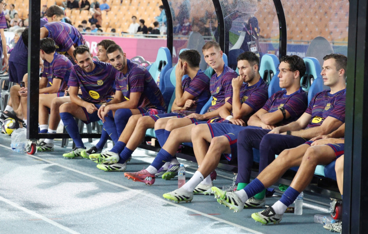 '2025 FC바르셀로나 프리시즌 아시아투어' 대구FC 대 FCB 경기가 4일 대구스타디움에서 열렸다.  FC 바르셀로나 벤치 멤버들이 밝은 표정으로 대화를 나누고 있다. /사진=김진경 대기자