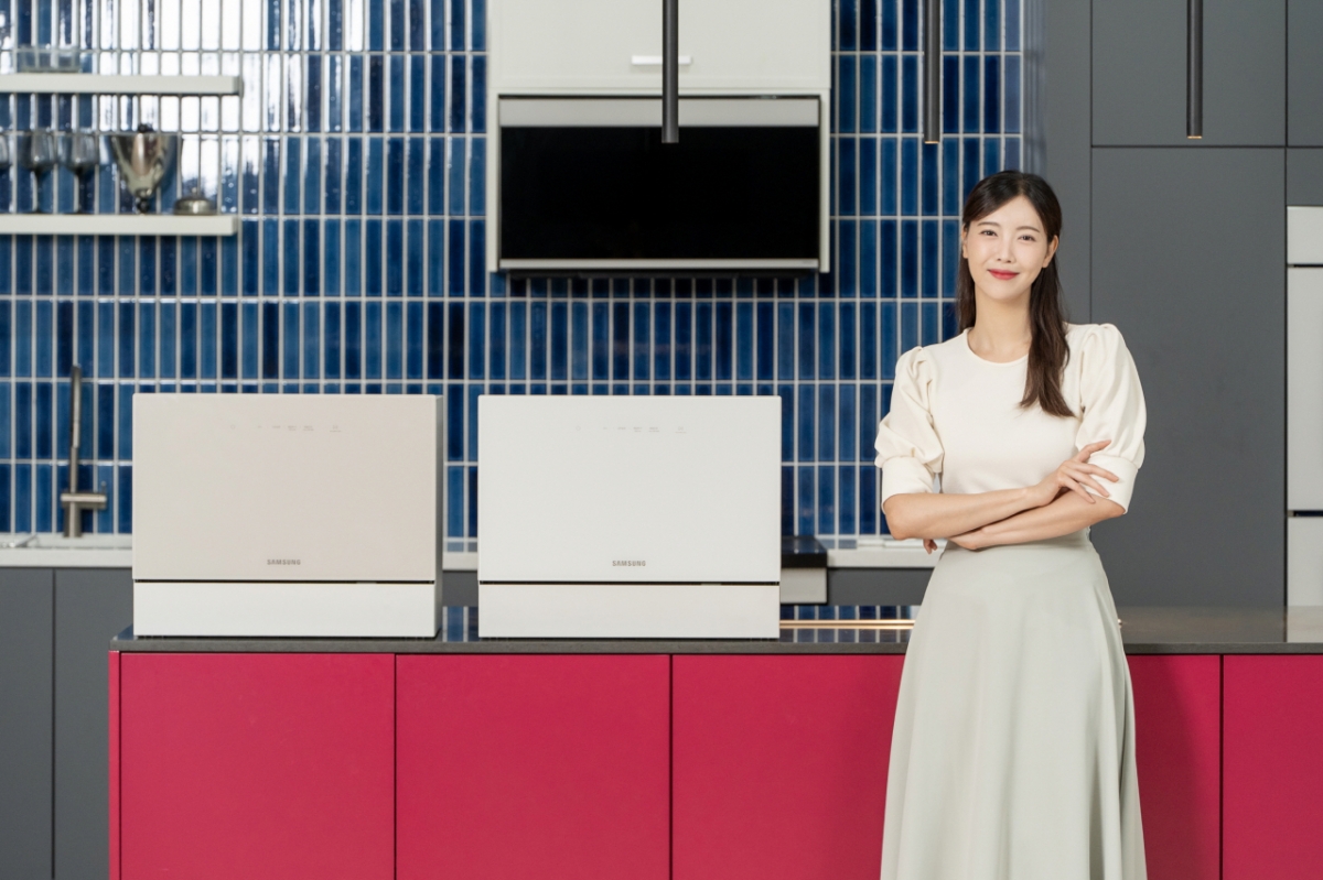 삼성전자 모델이 에너지 효율을 강화한 2025년형 '비스포크 식기세척기 카운터탑' 신제품을 소개하고 있다./사진=삼성전자