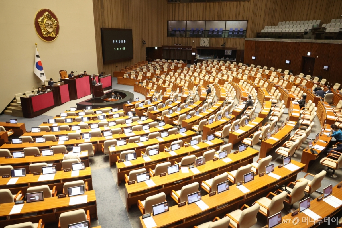 [서울=뉴시스] 조성봉 기자 = 노종면 더불어민주당 의원이 5일 오전 서울 여의도 국회에서 열린 제427회국회(임시회) 제3차 본회의에서 방송3법 찬성 필리버스터(무제한토론)를 하고 있는 가운데 여야 의원들의 빈자리가 눈에 띄고 있다. 2025.08.05. suncho21@newsis.com /사진=조성봉