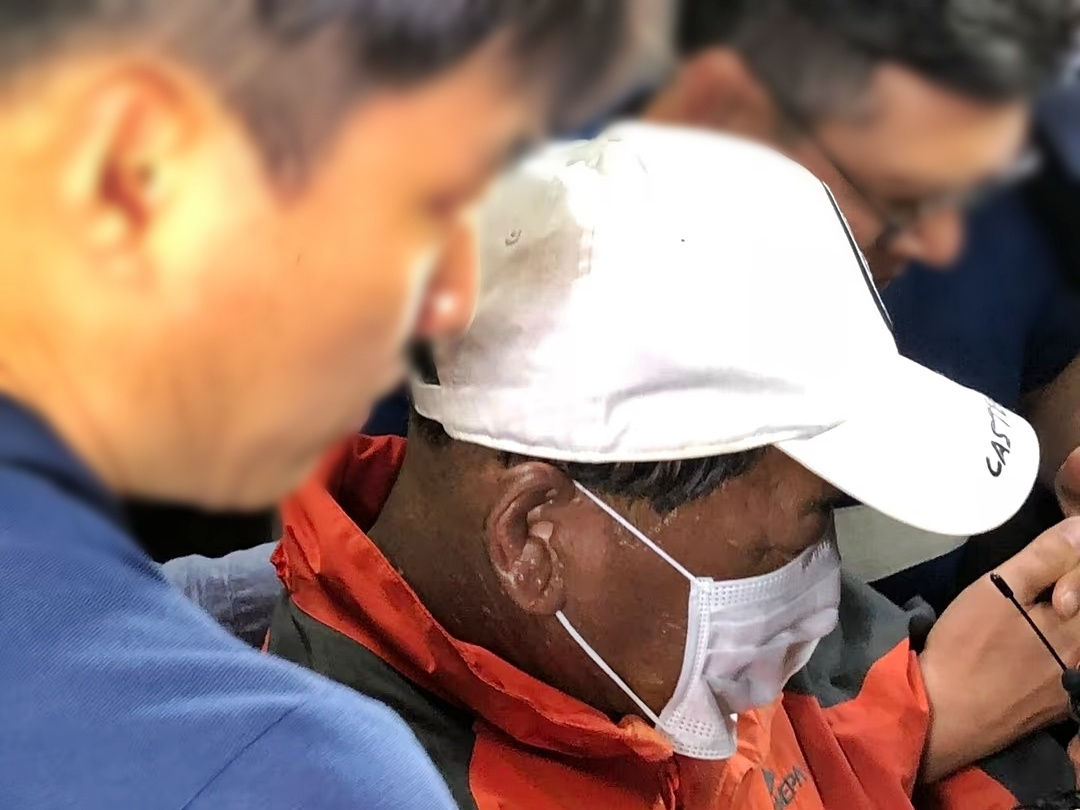 이씨가 2018년 6월 18일 18일 경찰 조사를 마친 뒤 치료를 위해 병원으로 이송되던 모습./사진=뉴스1