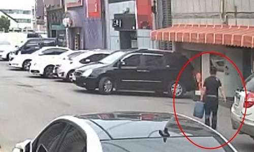 2018년 6월 17일 이씨가 휘발유 통을 들고 범행을 준비하던 모습./사진=전북경찰청 제공