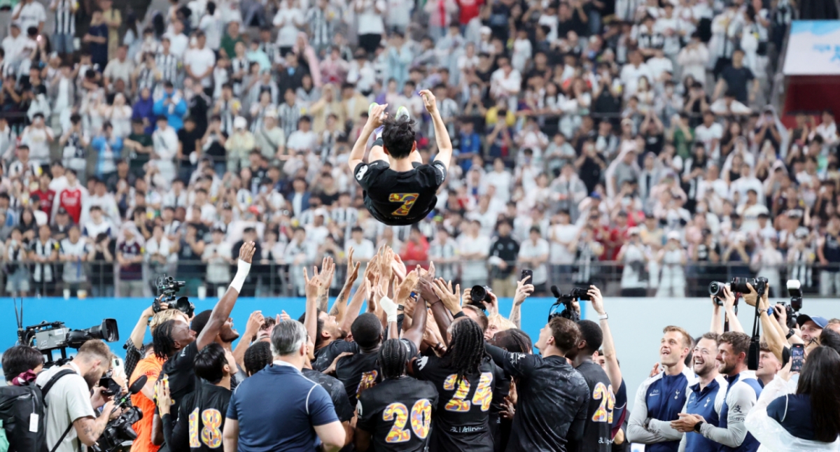 토트넘 선수들이 3일 서울월드컵경기장에서 열린 '2025 쿠팡플레이시리즈 토트넘 홋스퍼와 뉴캐슬 유나이티드 경기를 마무리 한후 10년간의 동행을 끝내는 손흥민을 헹가래치고 있다. /사진=강영조 선임기자