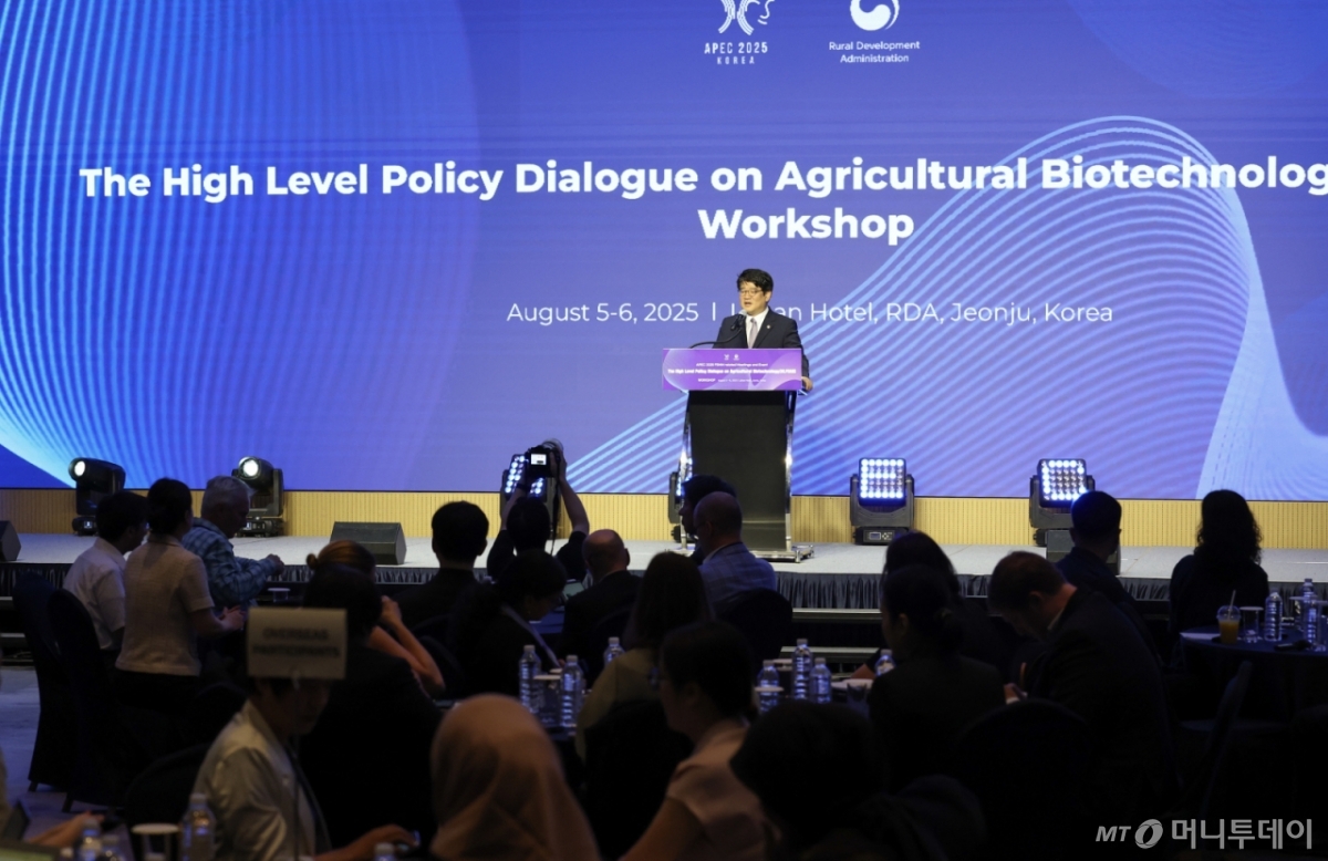 5일 전북 전주에서 아시아태평양경제협력체(APEC) 산하 회의체인 '농업생명공학 고위정책회의'에서 권재한 농촌진흥청장이 개회사를 하고 있다./사진=농촌진흥청 