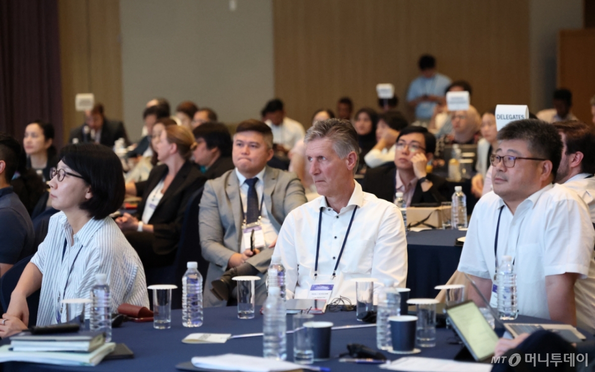 5일 전북 전주에서 아시아태평양경제협력체(APEC) 산하 회의체인 '농업생명공학 고위정책회의'가 농촌진흥청 주최로 열린 가운데 각국 참석자들이 연사들의 발표에 귀기울이고 있다./사진=농촌진흥청 