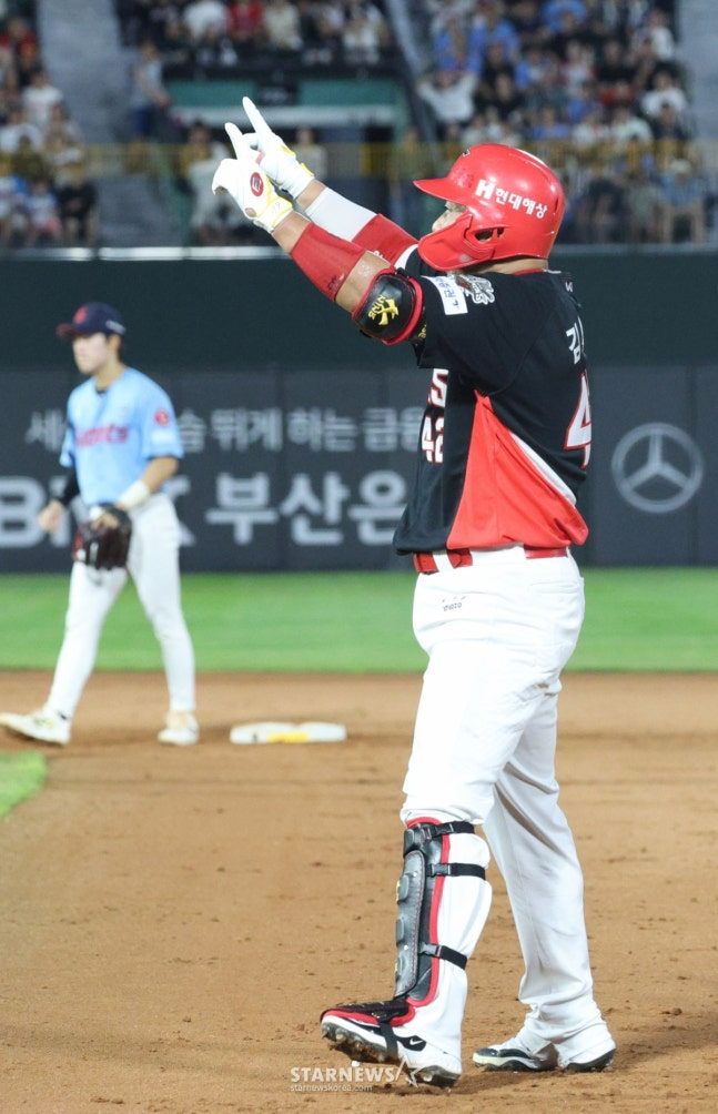 KIA 김태군이 5일 사직 롯데전에서 2타점 적시타를 친 후 환호하고 있다. /사진=김진경 대기자