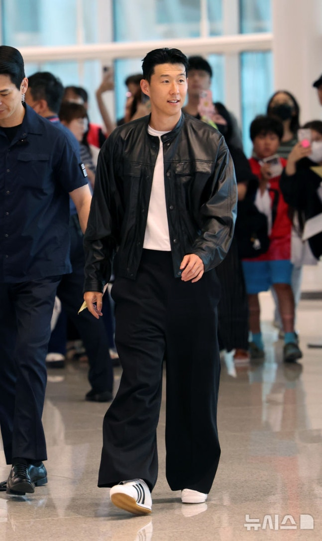 토트넘을 떠나 미국 MLS로 이적이 확실시 되는 손흥민이 5일 오후 인천국제공항에서 미국 LA로 출국하고 있다. /사진=뉴시스