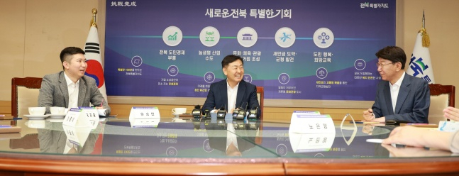 유승민 대한체육회장(왼쪽 회색 양복)이 6일 전북특별자치도청에서 '올림픽데이런 2025 in 전주 성공 개최를 위한 업무협약'을 체결하고 기념사진을 찍고 있다. /사진=대한체육회 제공