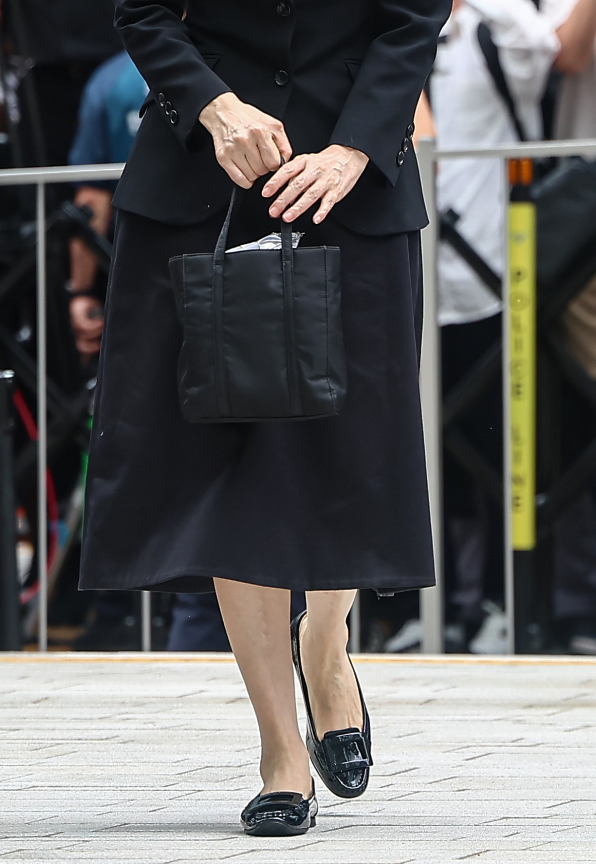 윤석열 전 대통령 부인 김건희 여사가 6일 서울 종로구 김건희 특검팀 사무실로 출석할 때 착용한 구두와 가방. /사진=뉴스1