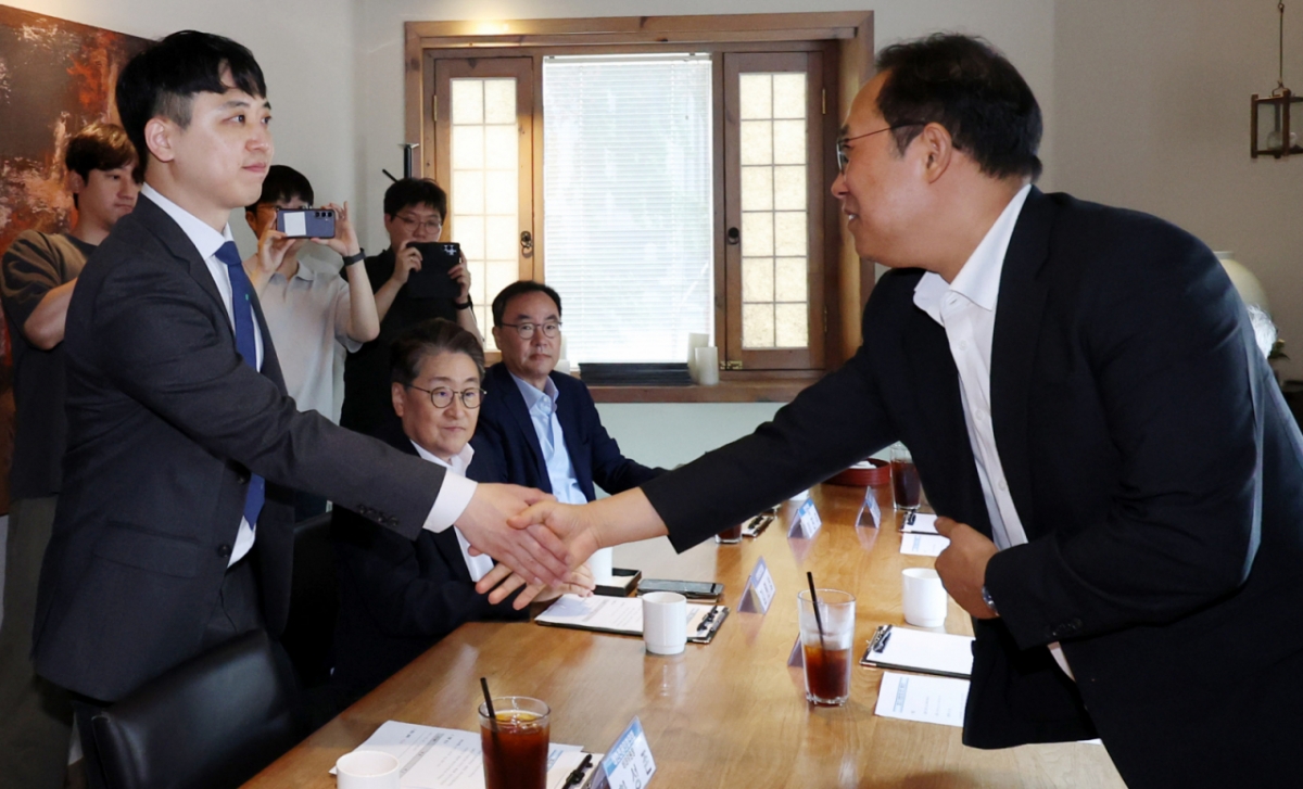 김국일(오른쪽) 보건복지부 보건의료정책관이 7일 오전 서울 종로구 달개비에서 열린 전공의 수련협의체 3차 회의에서 한성존 대한전공의협의회 비대위원장과 인사하고 있다. /사진=뉴시스