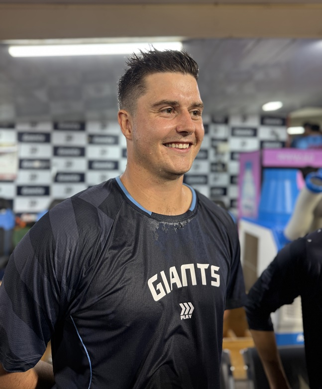 롯데 터커 데이비슨이 6일 사직 KIA전 승리 후 취재진과 인터뷰를 하고 있다. /사진=양정웅 기자