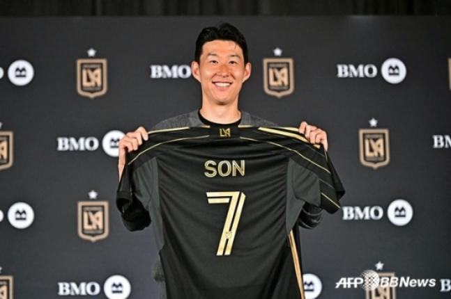 LA FC 7번 유니폼을 들고 포즈를 취하는 손흥민. /AFPBBNews=뉴스1