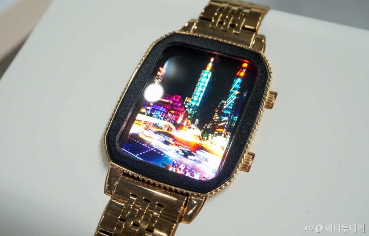삼성디스플레이가 공개한 마이크로 LED 스마트워치. 스마트워치 제품 중 처음으로 6000니트의 밝기를 지원해 발광 효율을 개선한 것이 특징이다./사진=최지은 기자