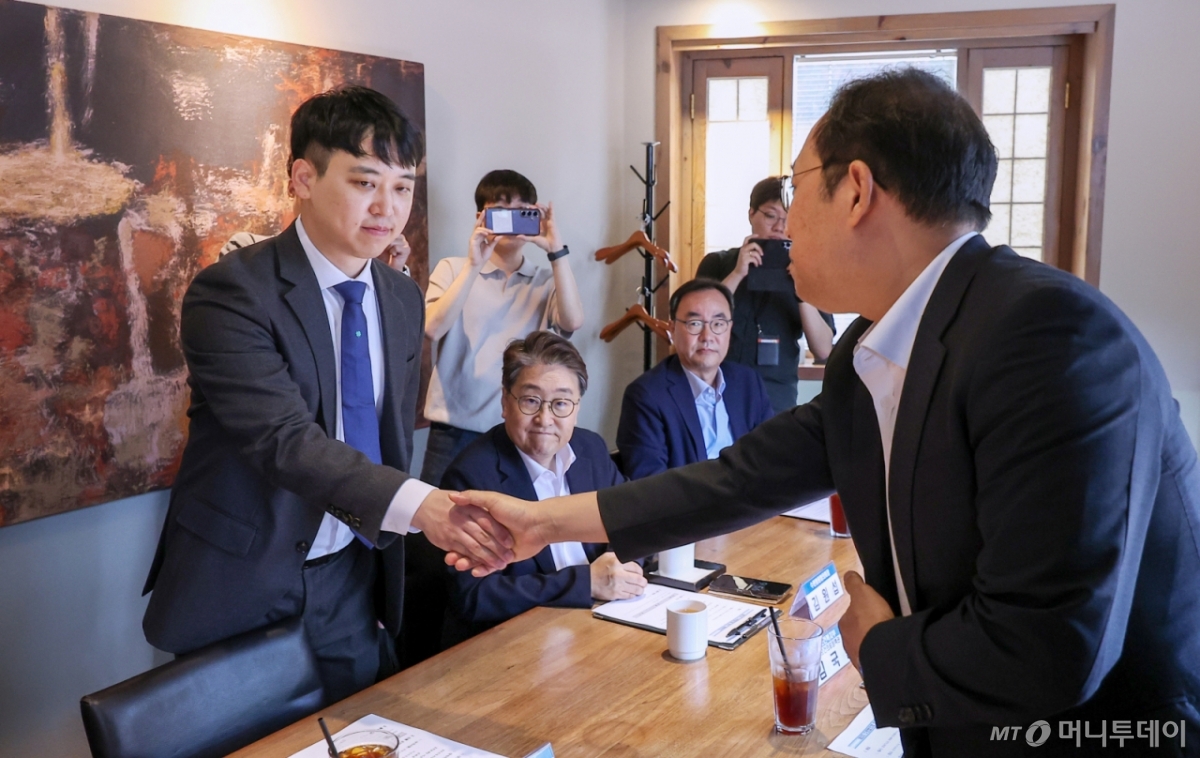 (서울=뉴스1) 김성진 기자 = 한성존 대한전공의협의회 비상대책위원장과 김국일 보건복지부 보건의료정책관이 7일 서울 중구 달개비에서 열린 수련협의체 제3차 회의에서 인사하고 있다. 2025.8.7/뉴스1  Copyright © 뉴스1. All rights reserved. 무단 전재 및 재배포,  AI학습 이용 금지. /사진=(서울=뉴스1) 김성진 기자