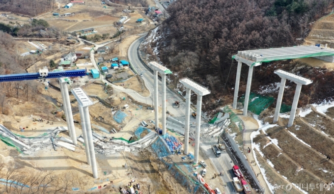 (안성=뉴스1) 이승배 기자 = 25일 오후 경기도 안성시 서운면 서울-세종고속도로 다리 건설현장에서 교량이 붕괴된 모습이 보이고 있다. 이날 소방서에 따르면 공사 현장에서는 빔 설치를 위한 장비를 이동하다 철제 구조물이 무너지며 교각 위 설치된 가로 콘크리트 지지대가 땅 아래로 떨어졌다. 2025.2.25/뉴스1  Copyright (C) 뉴스1. All rights reserved. 무단 전재 및 재배포,  AI학습 이용 금지. /사진=(안성=뉴스1) 이승배 기자