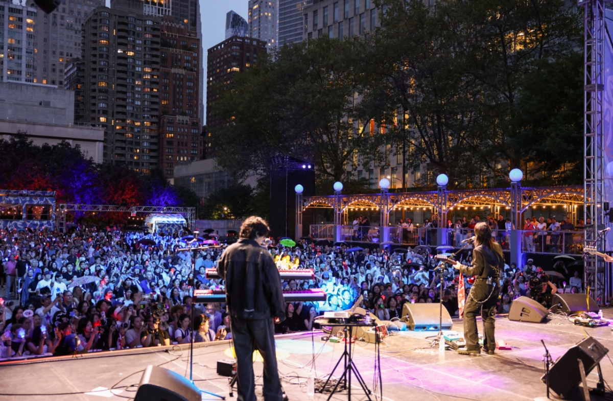 록밴드 터치드가 6일(현지시간) 뉴욕 맨해튼 링컨센터 댐로쉬파크에서 공연을 하고 있다. /사진제공=뉴욕한국문화원